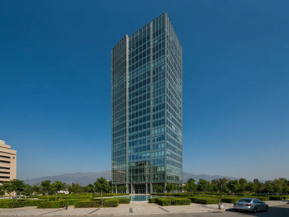 Edificio corporativo — Oficina con planta libre y dos privados (imagen generada, demostrativa)