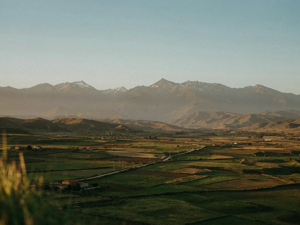 Vista del valle — Parcela de agrado con vista al valle (imagen generada, demostrativa)